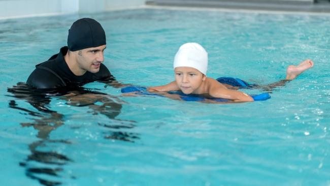 AUSTSWIM recommends parents be within arms' reach of their children when around water. Image: iStock