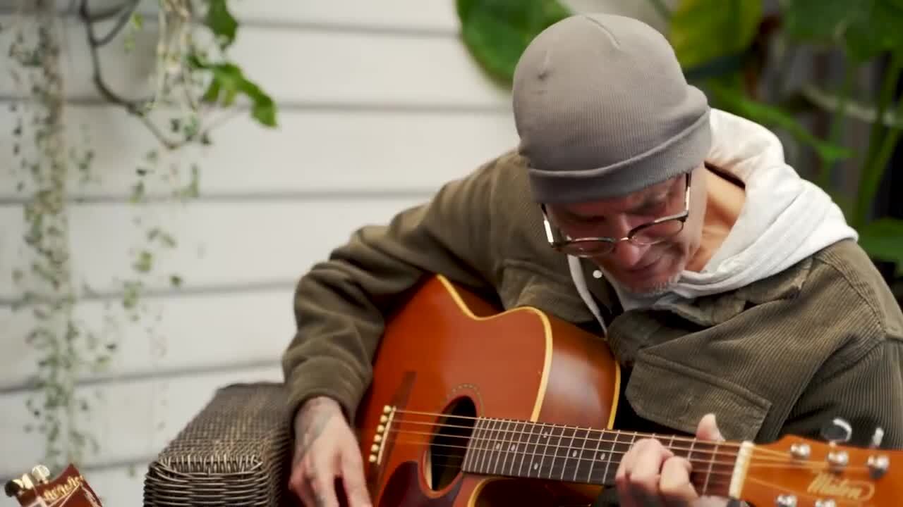 Aussie rock star plays in back yard where he grew up