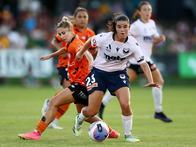 BRISBANE, AUSTRALIA – FEBRUARY 03: Hollie Palmer of the Roar and Rachel Lowe of Victory compete for the ball during the A-League Women round 15 match between Brisbane Roar and Melbourne Victory at Perry Park, on February 03, 2024, in Brisbane, Australia. (Photo by Chris Hyde/Getty Images)