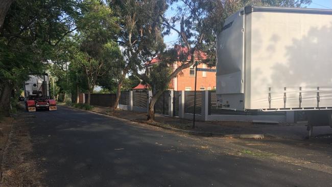 The trailer was blocking Allinga Ave. Source: ABC Adelaide/Twitter