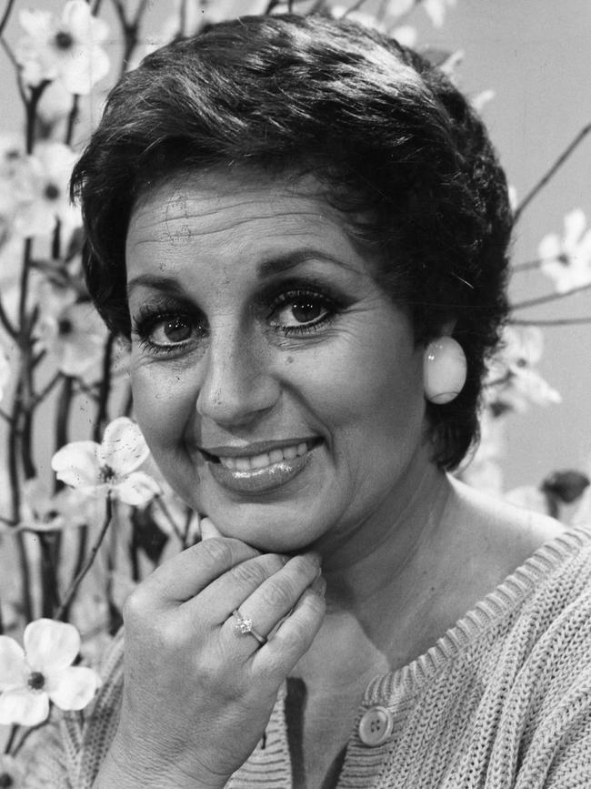 1987: Wills wearing her new engagement ring.
