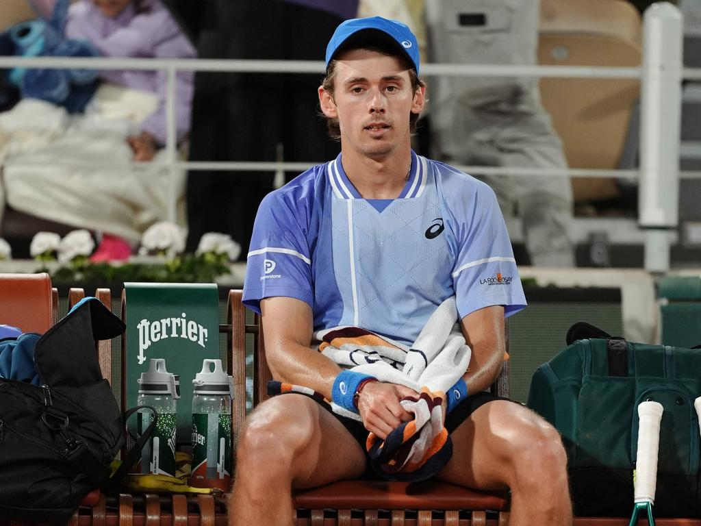 TOPSHOT - Australia's Alex De Minaur reacts as he sits on the bench after he lost the second set during his men's singles quarter final match against Germany's Alexander Zverev on Court Philippe-Chatrier on day eleven of the French Open tennis tournament at the Roland Garros Complex in Paris on June 5, 2024. (Photo by Dimitar DILKOFF / AFP)