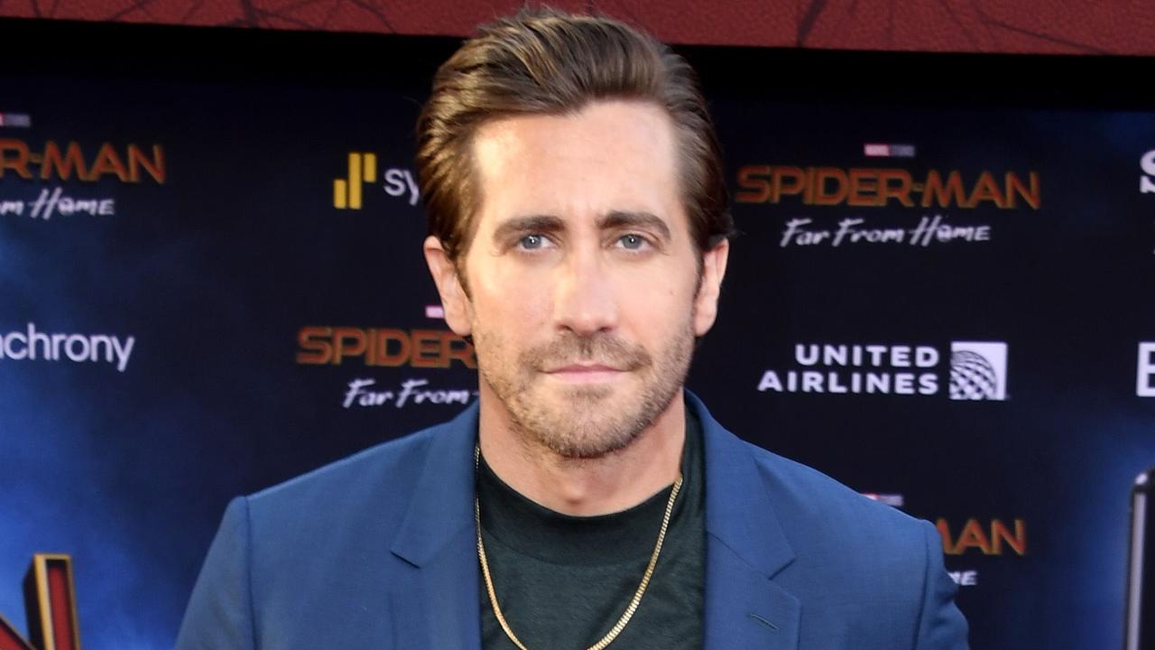 Jake gyllenhaal hot sale gold necklace