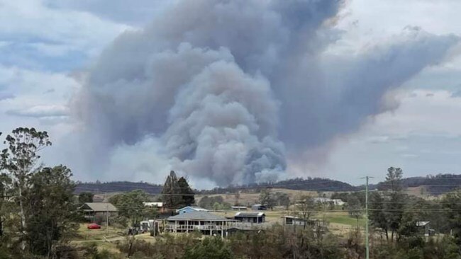 贝加谷的 Coolagolite 处也有大火燃烧，并向东向 Cuttagee、Barragga Bay 和 Bermagui 移动。图片：新南威尔士州 RFS - Tathra Brigade