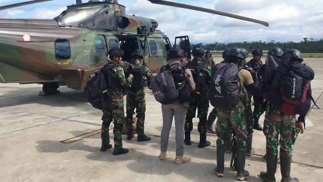 Indonesia troops, deployed to look for NZ pilot Phillip Mehrtens, after landing in Papua this week