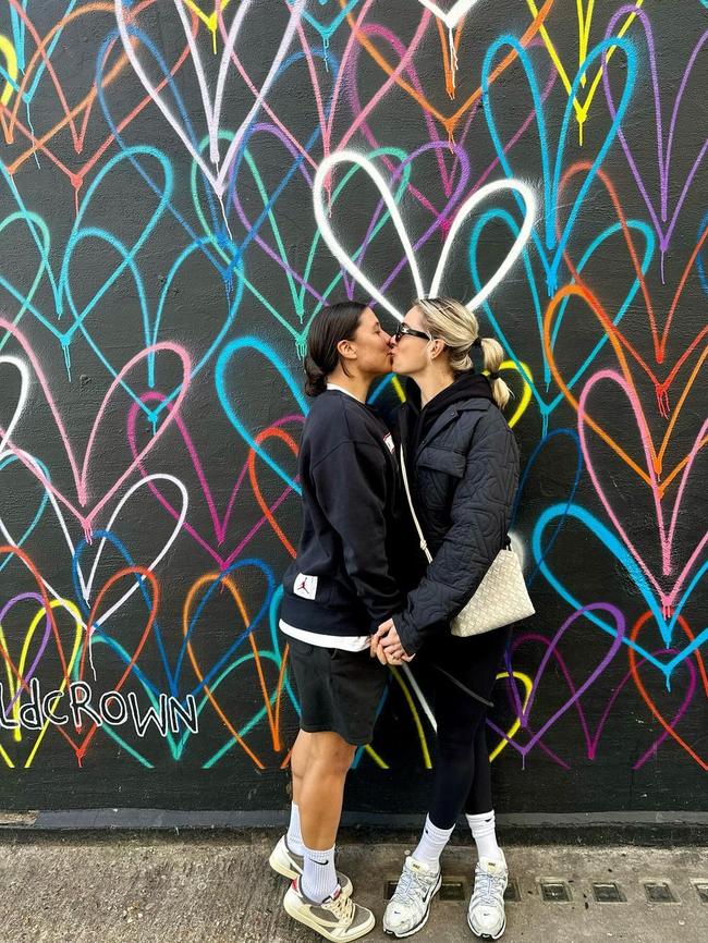 Kristie Mewis and Sam Kerr kiss. Photo: Instagram.