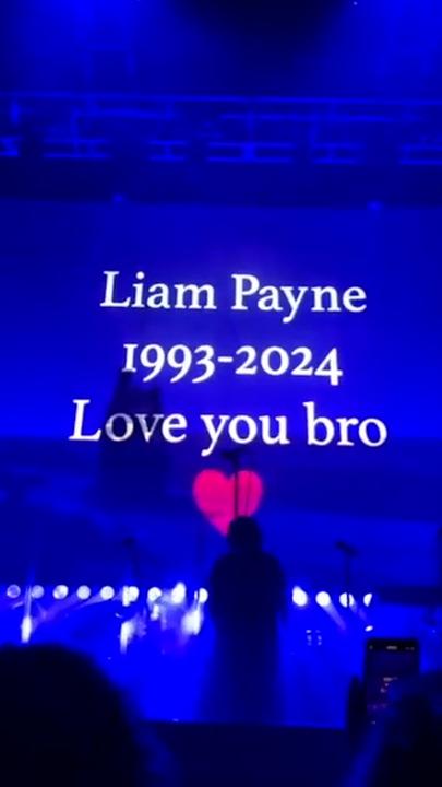 Zayn Malik pays emotional tribute to Liam Payne during show