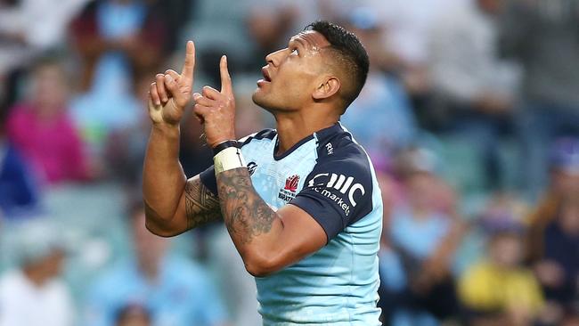 SYDNEY, AUSTRALIA - MAY 21:  Israel Folau of the Waratahs celebrates scoring a try during the round 13 Super Rugby match between the Waratahs and the Rebels at Allianz Stadium on May 21, 2017 in Sydney, Australia.  (Photo by Mark Metcalfe/Getty Images)