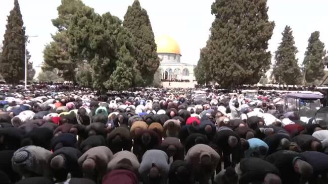 Thousands attend Ramadan prayers in Jerusalem