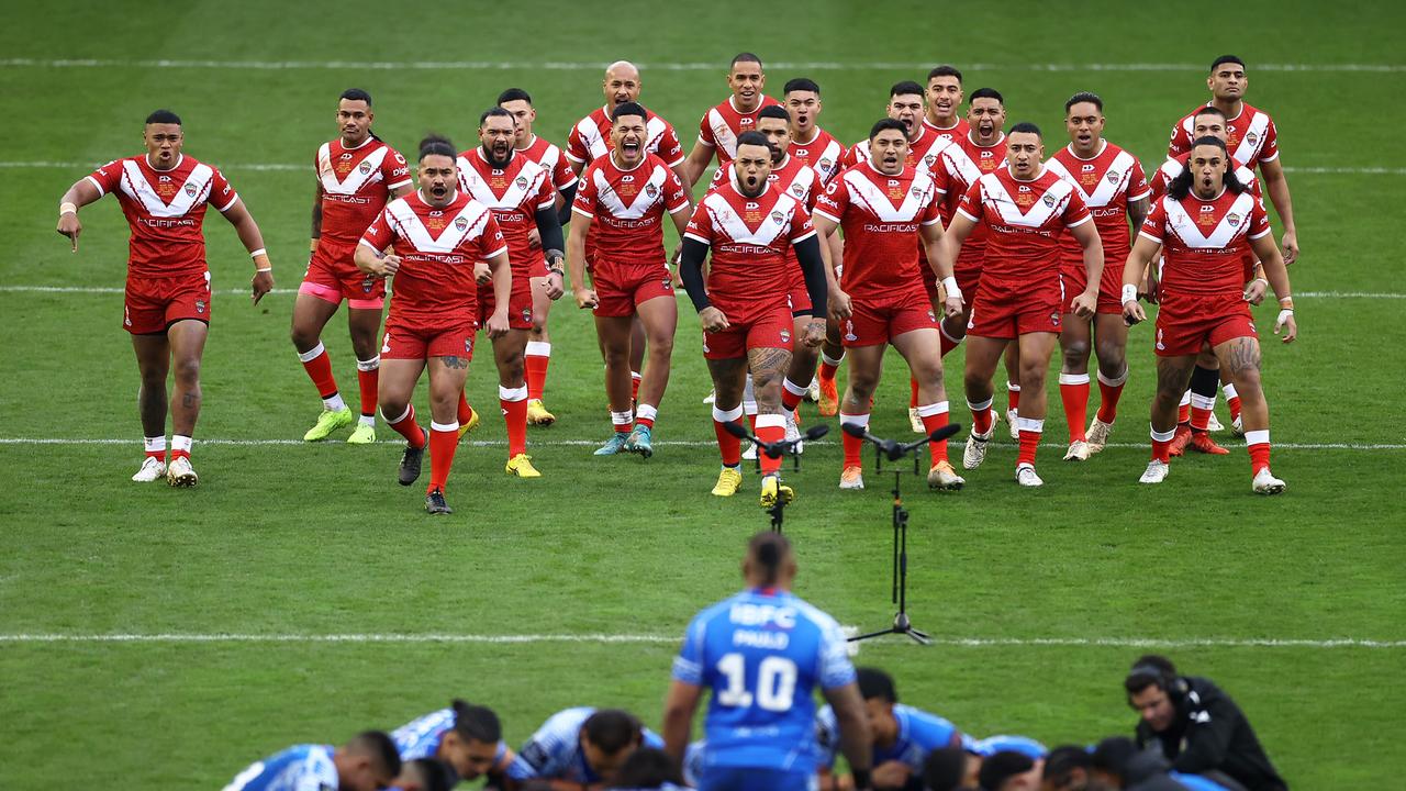 Players of Tonga perform the Sipi Tau and Players of Samoa perform the Siva Tau ahead of the Rugby League World Cup Quarter Final match between Tonga and Samoa at The Halliwell Jones Stadium on November 06, 2022 in Warrington, England. (Photo by Michael Steele/Getty Images)