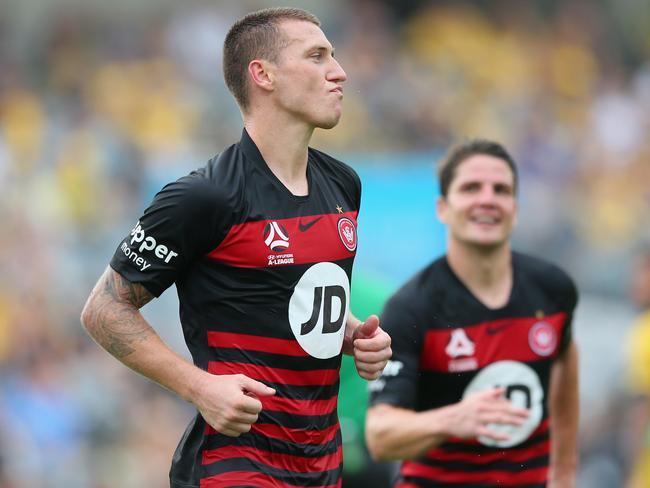 GOSFORD, AUSTRALIA - FEBRUARY 02: Mitchell Duke of Western Sydney Wanderers celebrates his goal with team mates during the round 17 A-League match between the Central Mariners and the Western Sydney Wanderers at Central Coast Stadium on February 02, 2020 in Gosford, Australia. (Photo by Ashley Feder/Getty Images)