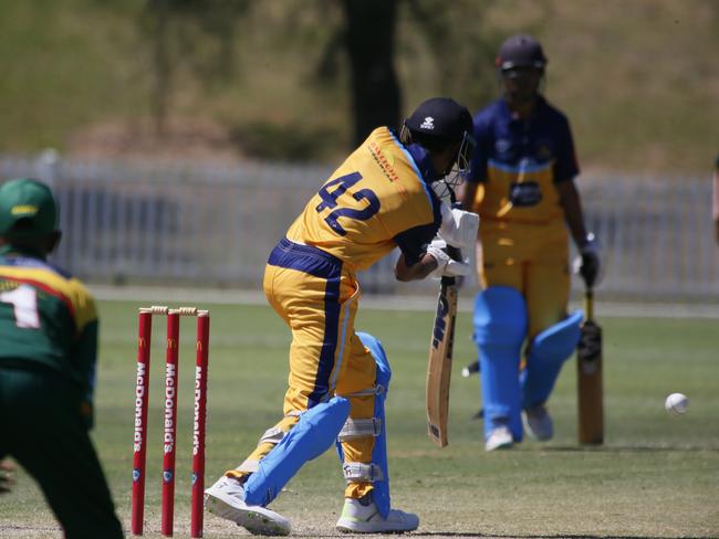 Simon Charles defends. Picture Warren Gannon Photography