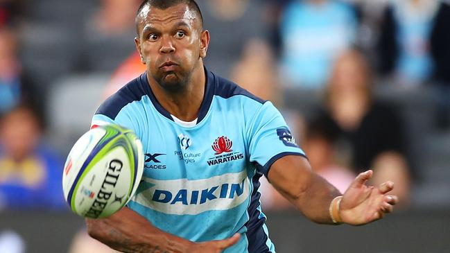 SYDNEY, AUSTRALIA - FEBRUARY 28: Kurtley Beale of the Waratahs passes during the round five Super Rugby match between the Waratahs and the Lions at Bankwest Stadium on February 28, 2020 in Sydney, Australia. (Photo by Mark Kolbe/Getty Images)