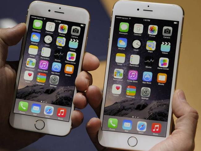 Apple’s bigger-screen iPhone 6 and iPhone 6 Plus, introduced a year ago, reignited sales growth for Apple’s smartphone. PHOTO: BLOOMBERG NEWS