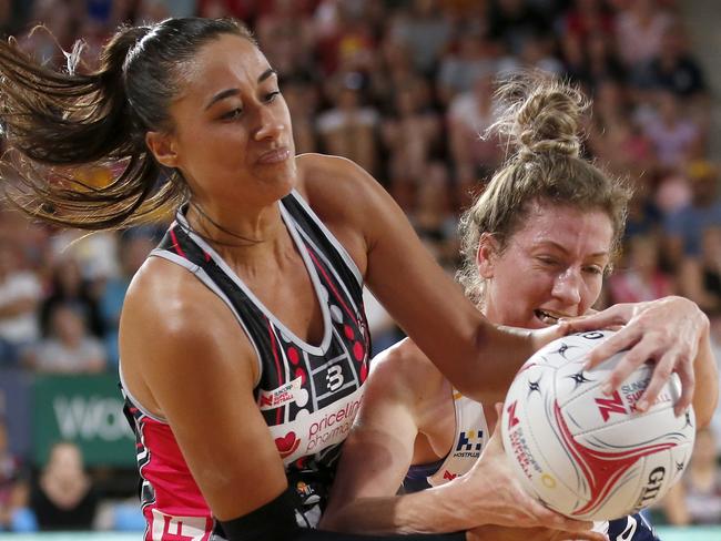 DARWIN, AUSTRALIA - JUNE 08: Maria Folau of the Thunderbirds and Jacqueline Russell of the Lightning compete for the ball  of the Thunderbirds  during the round 7 Super Netball match between the Thunderbirds and Lightning at  on June 08, 2019 in Darwin, Australia. (Photo by Darrian Traynor/Getty Images)