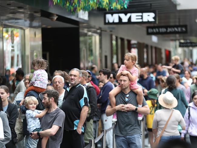 MELBOURNE, AUSTRALIA- NewsWire Photos DECEMBER 24, 2024: Last minute Christmas shopping and festivities in Melbourne CBD. Picture:  NewsWire/ David Crosling