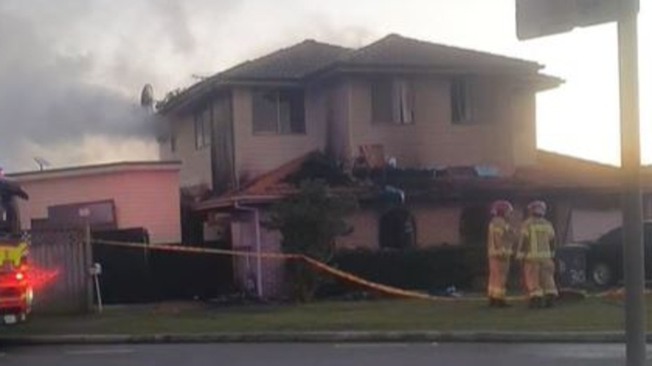 Ten Evacuated As Blaze Engulfs Southwest Sydney Homes Daily Telegraph