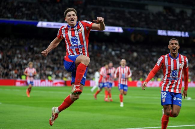 Atletico Madrid's Argentine forward Julian Alvarez (L) celebrates after scoring against Real Madrid in La Liga