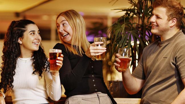 DAILY TELEGRAPH - 15.10.24Friends enjoying a beer a Parramatta Leagues Club today L to R, Will Corbett, Laura Saab, Kayley Rapp and Diab Sukkar.  Picture: Sam Ruttyn