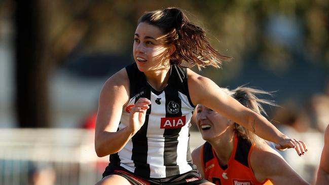 MELBOURNE, AUSTRALIA - OCTOBER 09: Chloe Molloy of the Magpies kicks the ball during the 2022 S7 AFLW Round 07 match between the Collingwood Magpies and the GWS Giants at Victoria Park on October 9, 2022 in Melbourne, Australia. (Photo by Dylan Burns/AFL Photos via Getty Images)