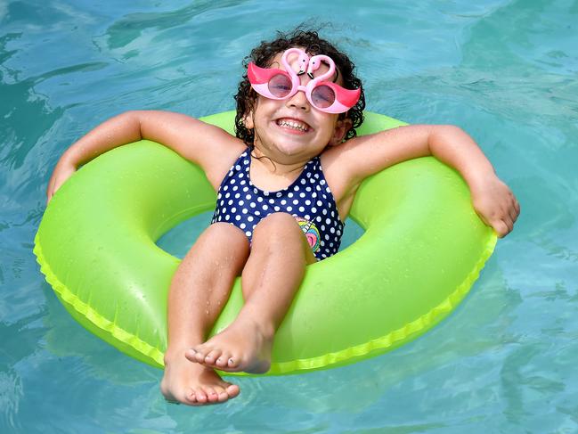 Isabella Bezzina age 4 cools down on a hot Brisbane day. Picture John Gass