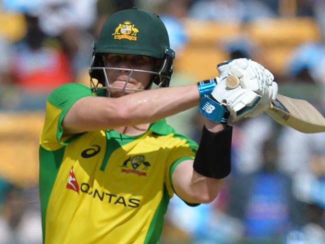 Autralia's Steve Smith plays a shot during the third and last one day international (ODI) cricket match of a three-match series between India and Australia at the M. Chinnaswamy Stadium in Bangalore on January 19, 2020. (Photo by Manjunath KIRAN / AFP) / ----IMAGE RESTRICTED TO EDITORIAL USE - STRICTLY NO COMMERCIAL USE----- / GETTYOUT