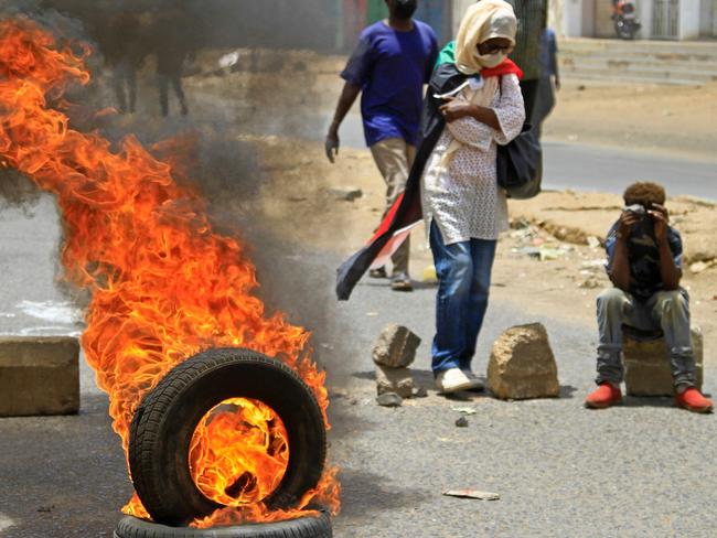 Sudanese anti-coup protesters burn tyres amid clashes with security forces in Omdurman, the capital Khartoum's twin city, on June 30, 2022. - At least seven Sudanese demonstrators were killed as security forces sought to quash mass rallies of protesters demanding an end to military rule, pro-democracy medics said. In one of the most violent days this year in an ongoing crackdown on the anti-coup movement, AFP correspondents reported security forces firing tear gas and stun grenades to disperse tens of thousands of protesters. (Photo by AFP)