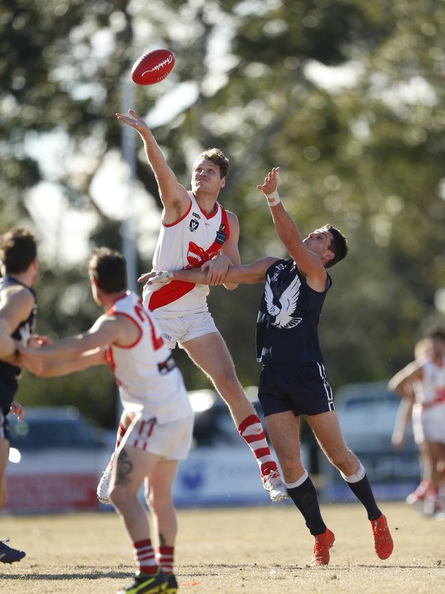 Sorrento ruckman Luke Lowden wins a tap out. Picture: Valeriu Campan