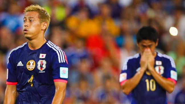 Keisuke Honda (L) of Japan composes himself before a penalty kick during the first round Asian Cup football match between Japan and Iraq at the Suncorp Stadium in Brisbane on January 16, 2015. AFP PHOTO / PATRICK HAMILTON ---IMAGE RESTRICTED TO EDITORIAL USE - STRICTLY NO COMMERCIAL USE---