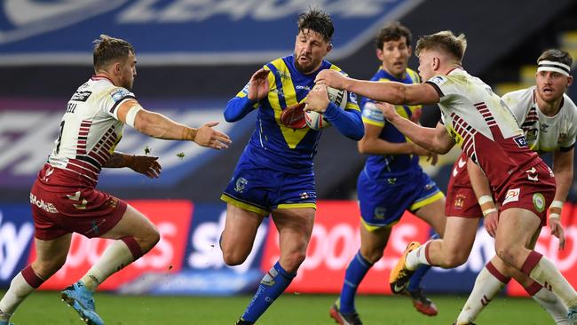 LEEDS, ENGLAND - OCTOBER 09: Gareth Widdop of Warrington is tackled by Sam Powell and Morgan Smithies of Wigan during the Betfred Super League match between Warrington Wolves and Wigan Warriors at Emerald Headingley Stadium on October 09, 2020 in Leeds, England.Sporting stadiums around the UK remain under strict restrictions due to the Coronavirus Pandemic as Government social distancing laws prohibit fans inside venues resulting in games being played behind closed doors. (Photo by Gareth Copley/Getty Images)