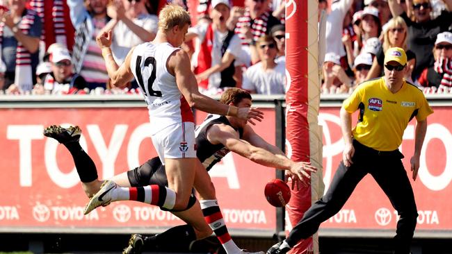 Heath Shaw denies Nick Riewoldt an open goal in 2010.