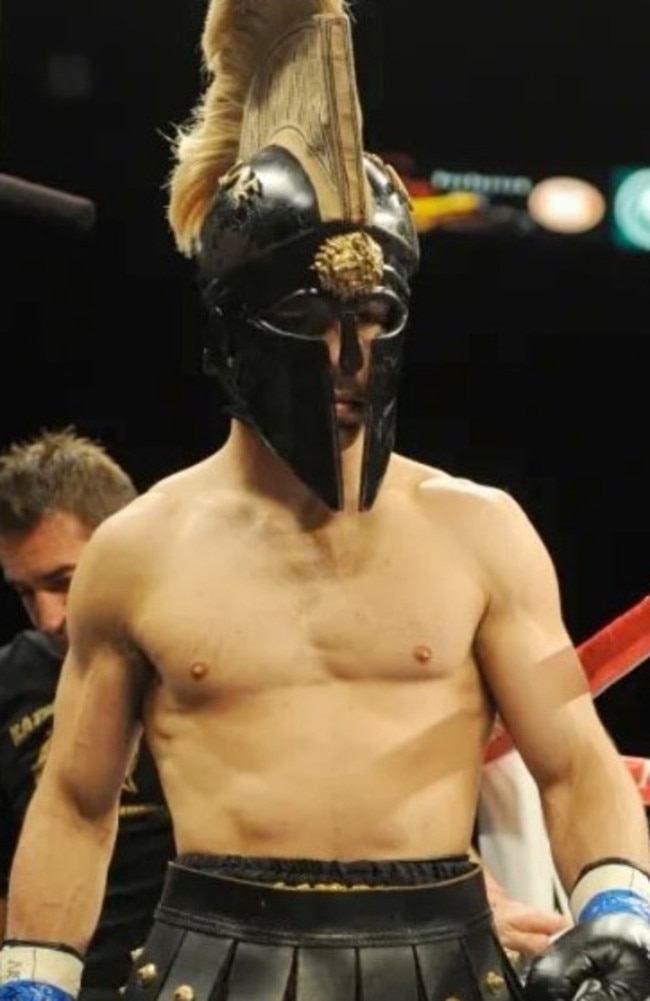 Katsidis in his Spartan helmet, referencing his Greek heritage (Photo: X/ Boxing History)