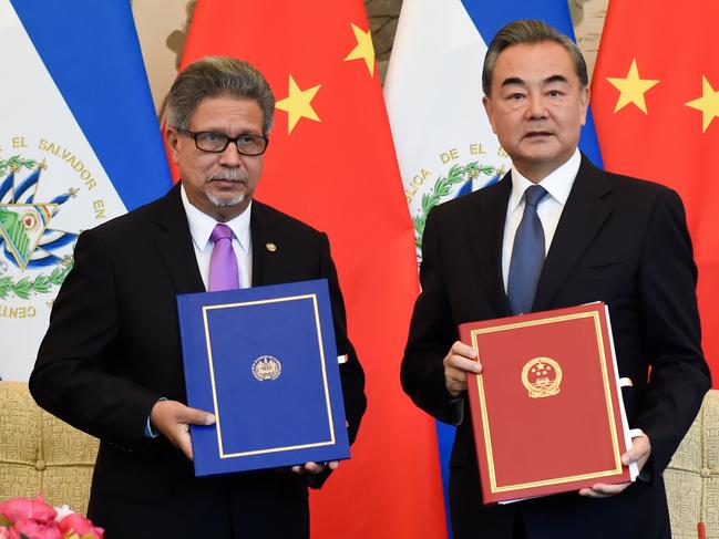 El Salvador's Foreign Minister Carlos Castaneda (L) and China's Foreign Minister Wang Yi take part in a signing ceremony to establish diplomatic relations, at the Diaoyutai State Guesthouse in Beijing on August 21, 2018. - China and El Salvador established diplomatic relations on August 21 as the Central American nation ditched Taiwan in yet another victory for Beijing in its campaign to isolate the island. (Photo by WANG ZHAO / AFP)