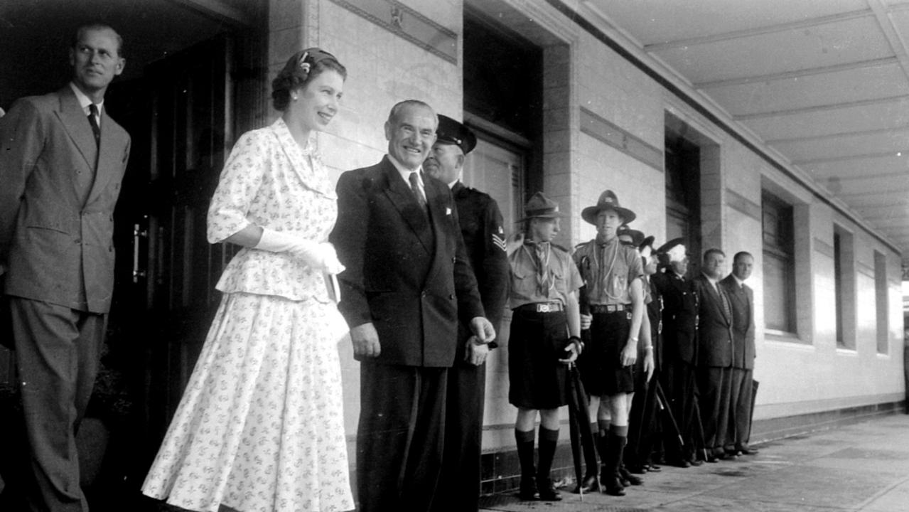 Historic: Royal Visits: Queen Elizabeth: 1954 Queen Elizabeth visit to Lismore in 1954 at the Gollan Hotel. Photo The Northern Star Archives