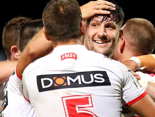 SYDNEY, NEW SOUTH WALES - MARCH 08:  Gareth Widdop of the Dragons celebrates with his team after Euan Aitken scored a try during the round one NRL match between the St George Illawarra Dragons and the Brisbane Broncos at UOW Jubilee Oval on March 8, 2018 in Sydney, Australia.  (Photo by Mark Kolbe/Getty Images)