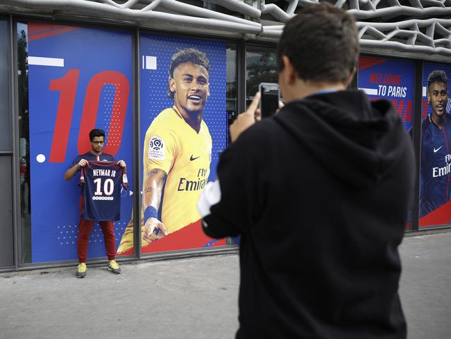 Neymar departs Barcelona airport for Paris ahead of unveiling after  completing £199m PSG switch - Mirror Online