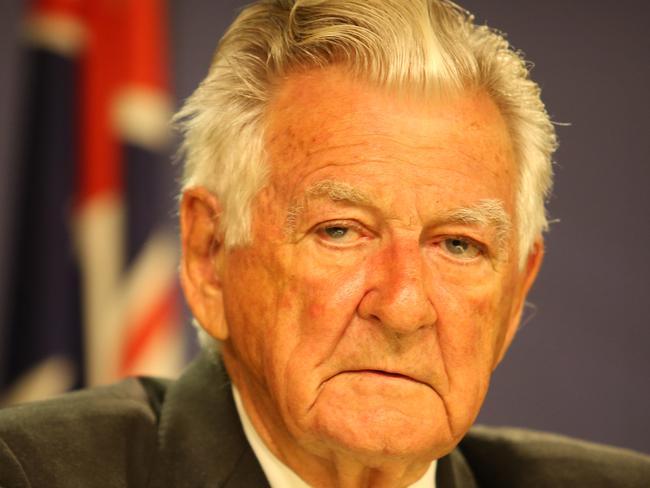 Bob Hawke doing a general press call at the Commonwealth Parliamentary offices to talk about Mandela