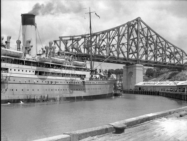 news / buildings / shipping 19 /1 / 1939 The Coastal steamer Canberra swinging with assistance from the tug Forceful before berthing in the Brisbane River shadow of the Story Bridge construction. pub 20/1/39 A50307 The Courier-Mail Photo Archive.