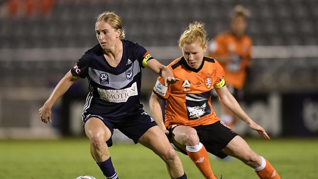 Natasha Dowie of the Victory controls the ball in front of Clare Polkinghorne of the Roar during the round two W-League match the between Brisbane Roar and the Melbourne Victory at Dolphin Stadium on November 21, 2019 in Brisbane, Australia. Photo by Albert Perez/Getty Images