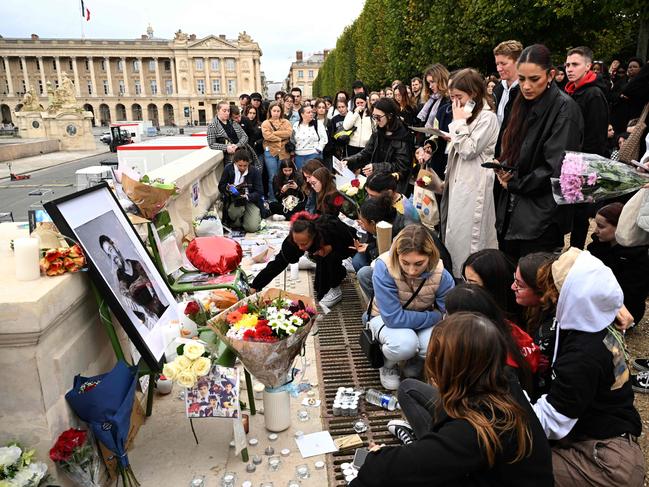 Paris: Fans gather to pay tribute to late British singer Liam Payne at Jardin des Tuileries. Picture: AFP