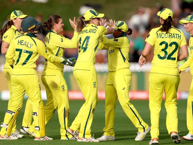 Australia celebrate the dismissal of West Indies' Hayley Matthews during the Women's Cricket World Cup semi-final match between Australia and the West Indies at the Basin Reserve in Wellington on March 30, 2022. (Photo by Marty MELVILLE / AFP)