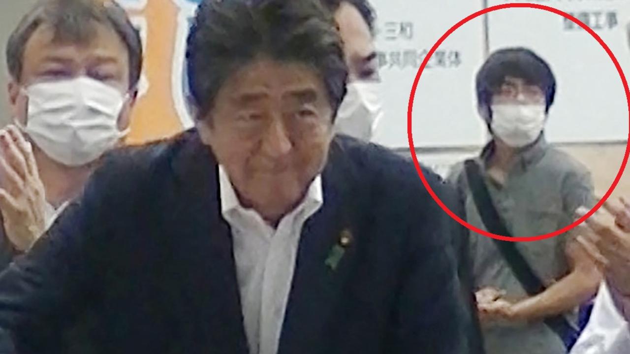 Le meurtrier présumé de Shinzo Abe en photo derrière lui quelques instants avant le tournage