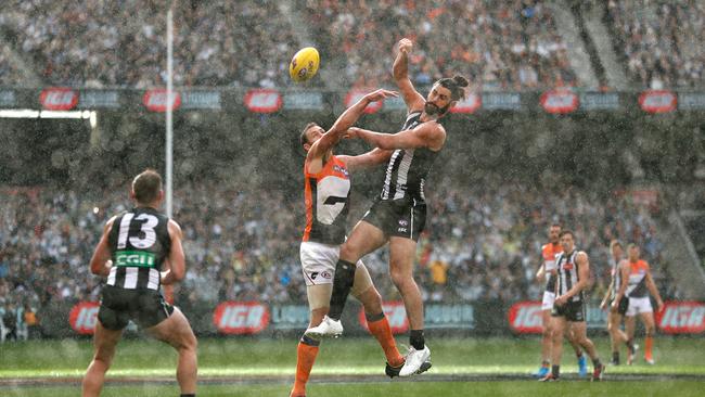 Shane Mumford battled gallantly against Brodie Grundy. Picture: