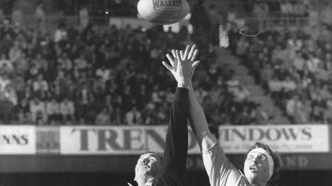 David Hillhouse contests All Blacks’ great Andy Haden for lineout possession. Pic News Limited. Historical Rugby Union A/CT