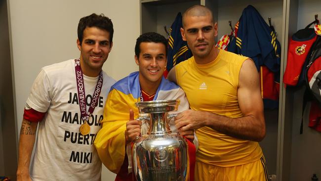 KIEV, UKRAINE - JULY 01: (L-R) Cesc Fabregas, Pedro and Victor Valdes of Spain pose with the trophy in the dressing room following the UEFA EURO 2012 final match between Spain and Italy at the Olympic Stadium on July 1, 2012 in Kiev, Ukraine. (Photo by Handout/UEFA via Getty Images)