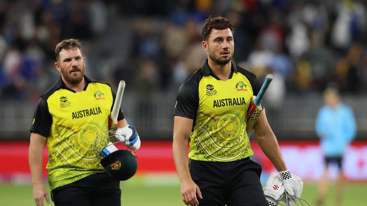 Australia's Aaron Finch (L) and Marcus Stoinis walk off the field after their win in the ICC men's Twenty20 World Cup 2022 cricket match between Australia and Sri Lanka at Perth Stadium on October 25, 2022 in Perth. (Photo by Trevor Collens / AFP) / -- IMAGE RESTRICTED TO EDITORIAL USE - STRICTLY NO COMMERCIAL USE --