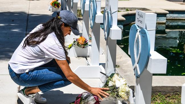 Meghan Markle places flowers at a makeshift memorial outside Uvalde County Courthouse. Picture; AFP.