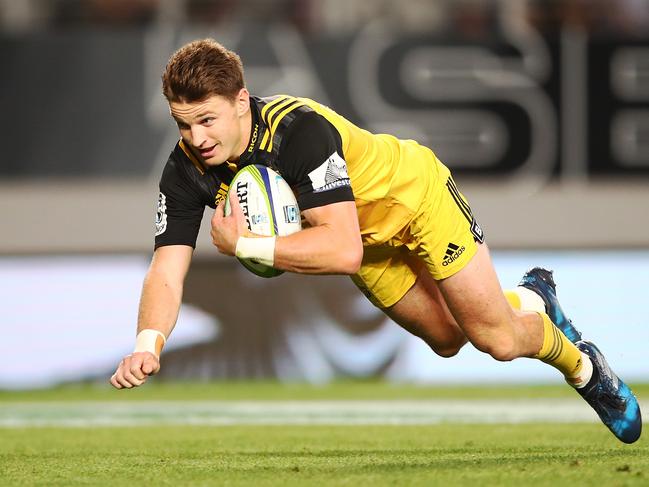 AUCKLAND, NEW ZEALAND - APRIL 15:  Beauden Barrett of the Hurricanes dives over fora try during the round eight Super Rugby match between the Blues and the Highlanders at Eden Park on April 15, 2017 in Auckland, New Zealand.  (Photo by Hannah Peters/Getty Images)