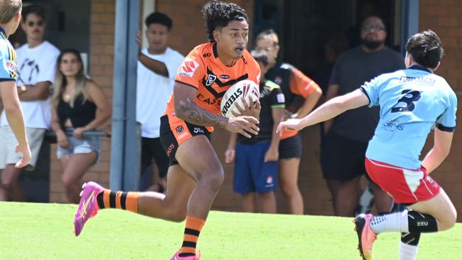 Jahzayis Perenara Livapula on the move for Tigers in Connell Cup U17s. Picture, John Gass