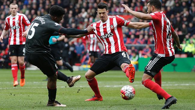 Liverpool's Daniel Sturridge (2L) shoots past Southampton's Jose Fonte (C).